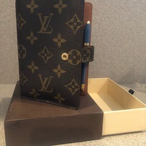 LV Calendar with pen